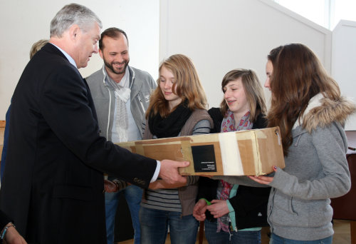 Das Schülerinnenteam der Gesamtschule Waldbröl und ihr Coach Can Geles nehmen das neue Technik-Paket gerne in Empfang (Foto:OBK) Das Schülerinnenteam der Gesamtschule Waldbröl und ihr Coach Can Geles nehmen das neue Technik-Paket gerne in Empfang (Foto:OBK)