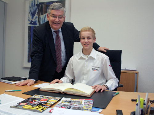 Florian Alt trägt sich in das Goldene Buch des Oberbergischen Kreises ein (Foto: OBK)