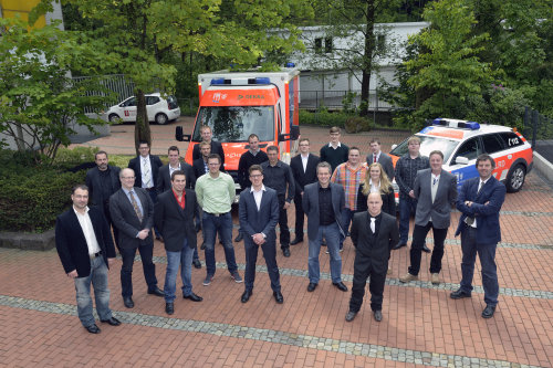 Die erfolgreichen Absolventen des Abschlusslehrgangs zum Rettungsassistenten der DEKRA Akademie Gummersbach, Rettungsdienstfachschule des Oberbergischen Kreises, mit den Dozenten der Akademie (Foto: OBK)