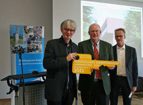 Projektleiter Jürgen Huenerbein (l.) überreichte den symbolischen Schlüssel für das Berufskolleg (Foto:OBK) Projektleiter Jürgen Huenerbein (l.) überreichte den symbolischen Schlüssel für das Berufskolleg (Foto:OBK)