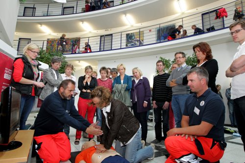 Jeder konnte die Reanimation an einem Dummy durchführen. (Foto: OBK)