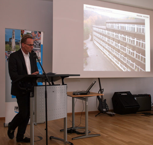 Architekt Alexander Fischer gab einen interessanten Rückblick auf die Baugeschichte des Berufskollegs Dieringhausen (Foto:OBK) Architekt Alexander Fischer gab einen interessanten Rückblick auf die Baugeschichte des Berufskollegs Dieringhausen (Foto:OBK)