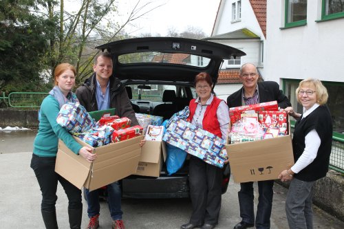 Heike Haude, Guido Wagener und Heinz Thelen (v.l.) nahmen gerne die Geschenke von Irmgard Kahlau-Müller und Daniela Sauer-Horstmann entgegen. (Foto: OBK)