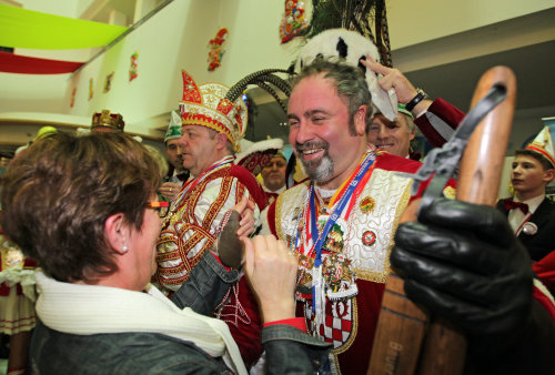 Die stellvertretende Landrätin Monika Hüttenmeister ehrt Bauer Andreas von der KG Närrische Oberberger.(Foto: OBK)