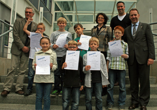 Kreisdirektor Jochen Hagt(r.), die Rektoren Stephan Wittkampf und Matthias Greven und Schulamtsdirektorin Angelika Freund gratulieren (Foto:OBK) Kreisdirektor Jochen Hagt(r.), die Rektoren Stephan Wittkampf und Matthias Greven und Schulamtsdirektorin Angelika Freund gratulieren (Foto:OBK)