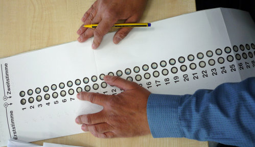 Die Schablone mit eingelegtem Stimmzettel. (Foto: OBK)