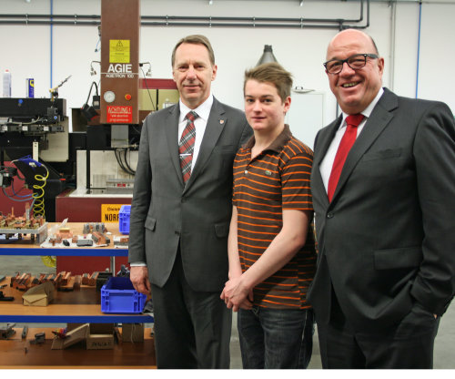 Kreisdirektor Jochen Hagt(links) hat mit Phillip Schumacher und KIO-Geschäftsführer Wilfried Holberg das Unternehmen Stamm in Gummersbach besucht (Foto:OBK) 