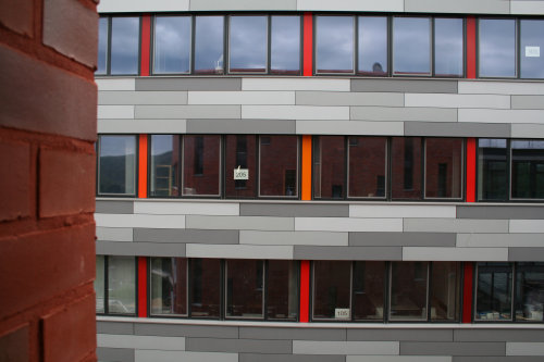 Die neue Fassade des Bestandbaus (Foto:OBK)  