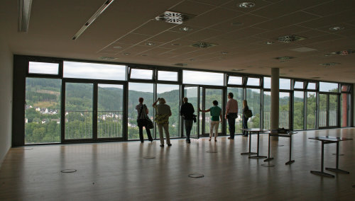 Der Konferenzsaal des Berufskollegs bietet Raum mit modernster Technik und scheint über dem Tal zu schweben. (Foto:OBK) Der Konferenzsaal des Berufskollegs bietet Raum mit modernster Technik und scheint über dem Tal zu schweben. (Foto:OBK)