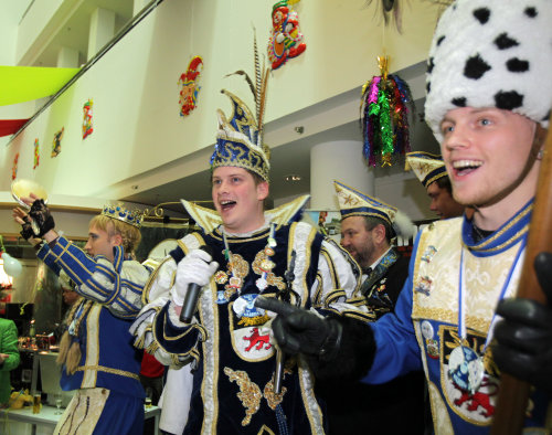 Prinz Sebastian, Jungfrau Alberta und Bauer Boger von der KG Tolle Elf ließen es krachen.(Foto: OBK)
