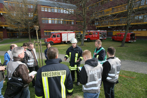 Detlef Hayer (Sprecher der Feuerwehr Gummersbach) informiert über die Lage am Kreiskrankenhaus Gummersbach. (Foto:OBK) Detlef Hayer (Sprecher der Feuerwehr Gummersbach) informiert über die Lage am Kreiskrankenhaus Gummersbach. (Foto:OBK)