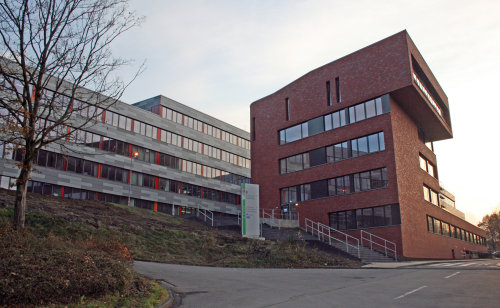 Der "rote Turm", Erweiterungsbau des Berufskollegs und die sanierte Fassade des "Altbaus"(Foto:OBK) 