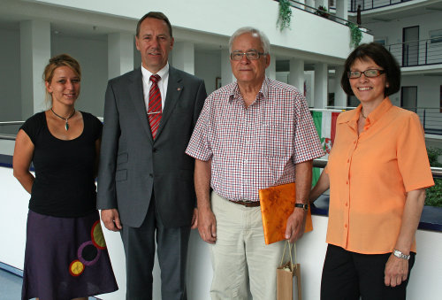 Meike Meier (l.), Kreisdirektor Jochen Hagt und Schulrätin Angelika Freund bedankten sich bei Friedhelm Schmitt (3.v.l.). (Foto: OBK)