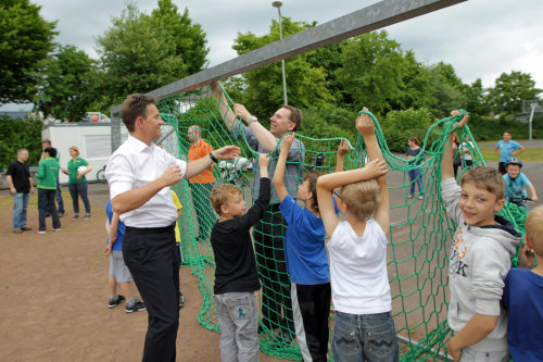 Kreisdirektor Jochen Hagt und Ralf Schmallenbach installieren die Netze an den Torrahmen. (Foto: OBK) Kreisdirektor Jochen Hagt und Ralf Schmallenbach installieren die Netze an den Torrahmen. (Foto: OBK)