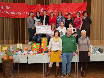 Standortlotsin Adelheid Hann (2.Reihe, 2.v.l.) mit ehrenamtlichen Helfern. Vorne: Christine Bray, Bündnis für Familie OBK (l.) Willi Rudloff, Standortlotse Engelskirchen und Elisabeth Honisch (r.) vom Weitblick-Büro (Foto:OBK)