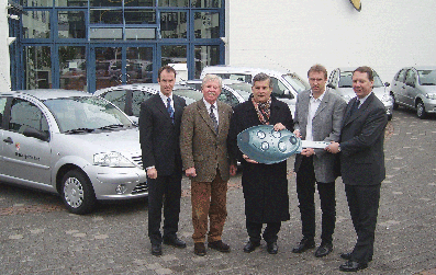 Das Foto (Pressestelle Kreisverwaltung) zeigt v. l.n.r. bei der Schlüsselübergabe: Herrn Zimmer, Citroen Deutschland AG, Günter Schibbe (Geschäftsführer der Gasgesellschaft Aggertal), Landrat Hagen Jobi, Peter Stahlhacke (Autohaus Stahlhacke), Jochen Hagt (Allgemeiner Vertreter des Landrates)