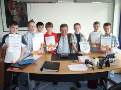 Das Foto zeigt Landrat Hagen Jobi umringt von den Grundschulkindern, die zu den mathe-Assen gehören.