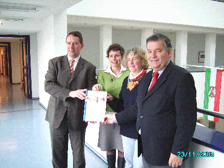 Das Foto zeigt v.r.n.l. Allgemeiner Vertreter und Personaldezernent Jochen Hagt, Auditorin der Hertie-Stiftung Sabine Lehmann, Gleichstellungsbeauftragte Sabine Stelle, Landrat Hagen Jobi Das Foto zeigt v.r.n.l. Allgemeiner Vertreter und Personaldezernent Jochen Hagt, Auditorin der Hertie-Stiftung Sabine Lehmann, Gleichstellungsbeauftragte Sabine Stelle, Landrat Hagen Jobi