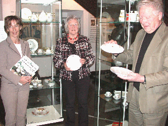Das Bild zeigt von links Museumsdirektorin Dr. Gudrun Sievers-Flägel, Sammlerin Brigitte Häner und ihren Mann Martin vor zwei Vitrinen mit Spitzer-Porzellan, die auch beim Nikolausmarkt am 3. und 4. Dezember auf Schloss Homburg zu sehen sind. Das Bild zeigt von links Museumsdirektorin Dr. Gudrun Sievers-Flägel, Sammlerin Brigitte Häner und ihren Mann Martin vor zwei Vitrinen mit Spitzer-Porzellan, die auch beim Nikolausmarkt am 3. und 4. Dezember auf Schloss Homburg zu sehen sind.