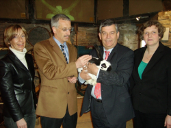 Das Bild zeigt die Museumsdirektorin Dr. Gudrun Sievers-Flägel und ihre Stellvertreterin Silke Engel mit Landrat Hagen Jobi und dem Bürgermeister von Marienheide Uwe Töpfer Das Bild zeigt die Museumsdirektorin Dr. Gudrun Sievers-Flägel und ihre Stellvertreterin Silke Engel mit Landrat Hagen Jobi und dem Bürgermeister von Marienheide Uwe Töpfer