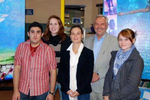 Schulleiter Michael Jaeger; Anna Tomas; Schüler der Gesamtschule (Foto:OBK)