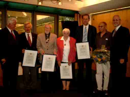 Gruppenfoto der Preisträger mit Landrat Kausemann und Sparkassendirektor Bösinghaus