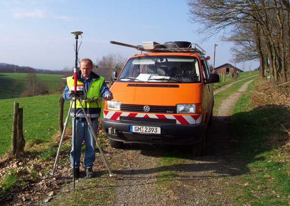 Foto zeigt den Mitarbeiter Wolfgang Baumert bei einer Satellitenvermessung Foto zeigt den Mitarbeiter Wolfgang Baumert bei einer Satellitenvermessung