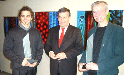 Das Foto zeigt von links nach rechts: David Uessem, Landrat Hagen Jobi und Peter Leidig nach der Preisübergabe im Schloss Homburg
