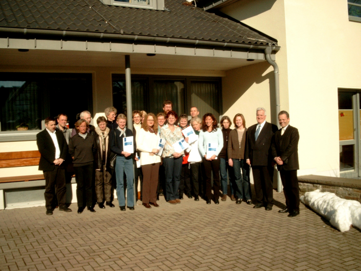 Foto der Teilnehmerinnen und Teilnehmer des Fachseminars mit Landrat Hans-Leo Kausemann Foto der Teilnehmerinnen und Teilnehmer des Fachseminars mit Landrat Hans-Leo Kausemann