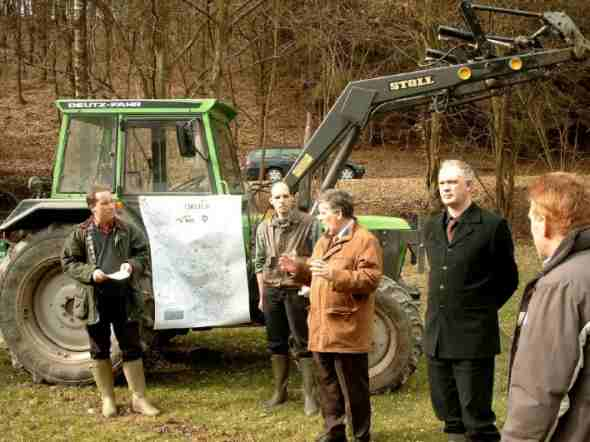 Foto zeigt die unter dem Foto aufgeführten Anwesenden beim Pressetermin: