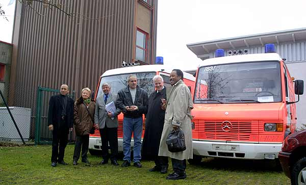 Auf dem Foto sieht man die zwei RTW und Landrat Kausemann bei der Übergabe. Auf dem Foto sieht man die zwei RTW und Landrat Kausemann bei der Übergabe.