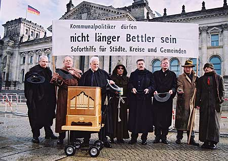 Bild der bergischen Spitzenpolitiker in Bettelkluft vor dem Berliner Reichstagsgebäude Bild der bergischen Spitzenpolitiker in Bettelkluft vor dem Berliner Reichstagsgebäude