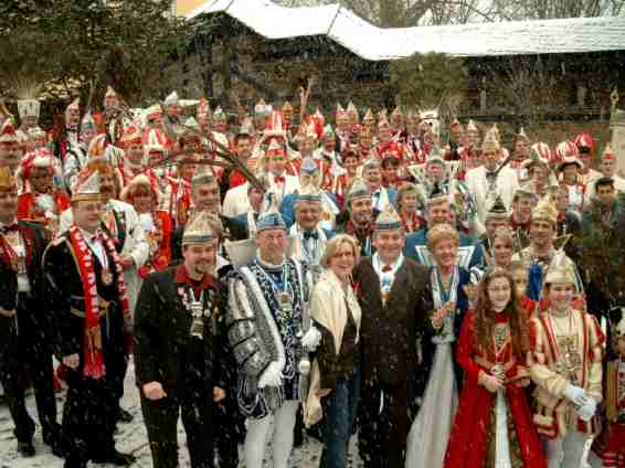 Gruppenfoto der Tollitäten im Burghof von Schloss Homburg