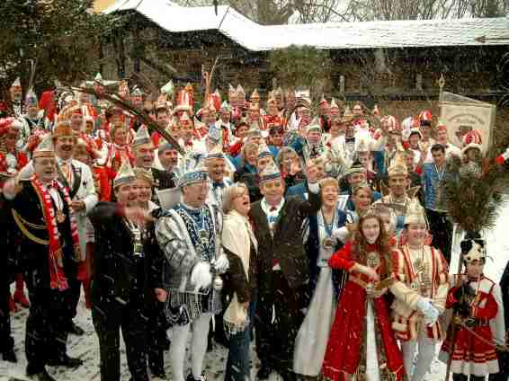 Stimmung beim Gruppenfoto der Tollitäten im Burghof von Schloss Homburg