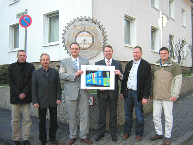 Die Personen auf dem Foto von links nach rechts: Herr Lutz Dorsch, Bauingenieur und Energieberater, der die Aktion fachlich begleitet und bei der Umweltmesse die Beratungsgespräche führen wird, Herr Rainer Krapp, Obermeister der Dachdecker-Innung, Herr Kai Uffelmann, Geschäftsführer der Kreishandwerkerschaft, Herr Jochen Hagt, Wirtschaftsförderungs-Dezernent des Oberbergischen Kreises, Herr Eric Stranzenbach, Mitglied des Vorstandes der Maler- und Lackierer-Innung, Herr Torsten Richling, Umweltberater der Stadt Wiehl