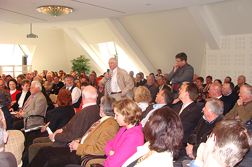 Auch das Publikum beteiligte sich bei der Diskussion zum demographischen Wandel in Oberberg (Foto: Oberbergischer Kreis)
