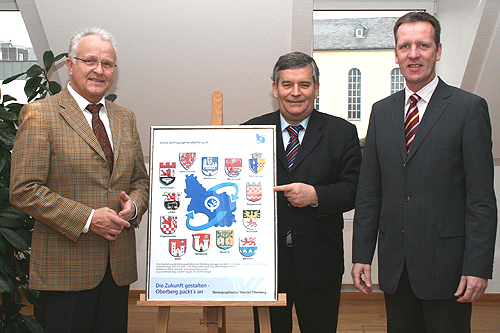 Planungsdezernent Volker Dürr, Landrat Hagen Jobi und der Vorstandsvorsitzende der Volksbank Oberberg, Ingo Stockhausen, stellten den Demographiepreis der Öffentlichkeit vor (Foto: Oberbergischer Kreis)