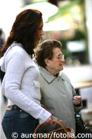 Jüngere Frau hilef Seniorin beim Einkaufen