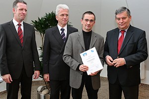 Ingo Stockhausen, Manfred Schneider, beide Vorstand Volksbank Oberberg eG, Michael Hans, Landrat Hagen Jobi