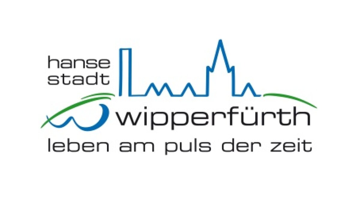 Logo der Hansestadt Wipperfürth mit stilisierter Skyline, geschwungener blauer Linie und grünem Akzent. Text: 'hansestadt wipperfürth leben am puls der zeit'.