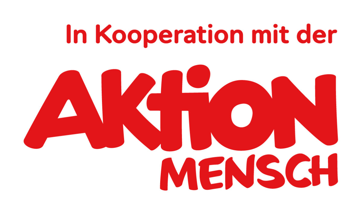 Das Bild zeigt den Text 'In Kooperation mit der' in einer roten, schlichten Schrift. Darunter steht 'AKTION MENSCH' in einer größeren, verspielten roten Schrift.