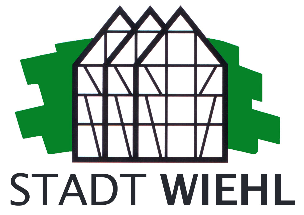 Logo der Stadt Wiehl mit stilisierten Fachwerkhäusern in Schwarz vor einem grünen Hintergrund und dem Text 'STADT WIEHL' darunter.