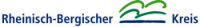 Schriftzug Rheinisch-Bergischer Kreis in dunkelblau, unterbrochen von einem dreiteiligen grün-blauen Bildelement: ein dunkelblauer Strich über dem sich zwei grüne Bögen anordnen.  
