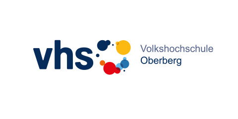 Logo der Volkshochschule Oberberg. Links steht 'vhs' in dunkelblauer Schrift, umgeben von bunten Kreisen. Rechts daneben der Schriftzug 'Volkshochschule Oberberg' in blauer Schrift.