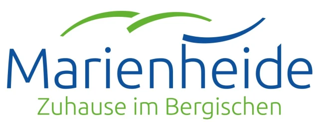 Logo mit dem Schriftzug 'Marienheide' in blauer Schrift und darunter 'Zuhause im Bergischen' in grüner Schrift. Oben zwei geschwungene Linien in Grün und Blau.