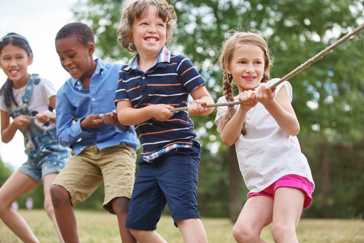 Gruppe Kinder beim Tauziehen