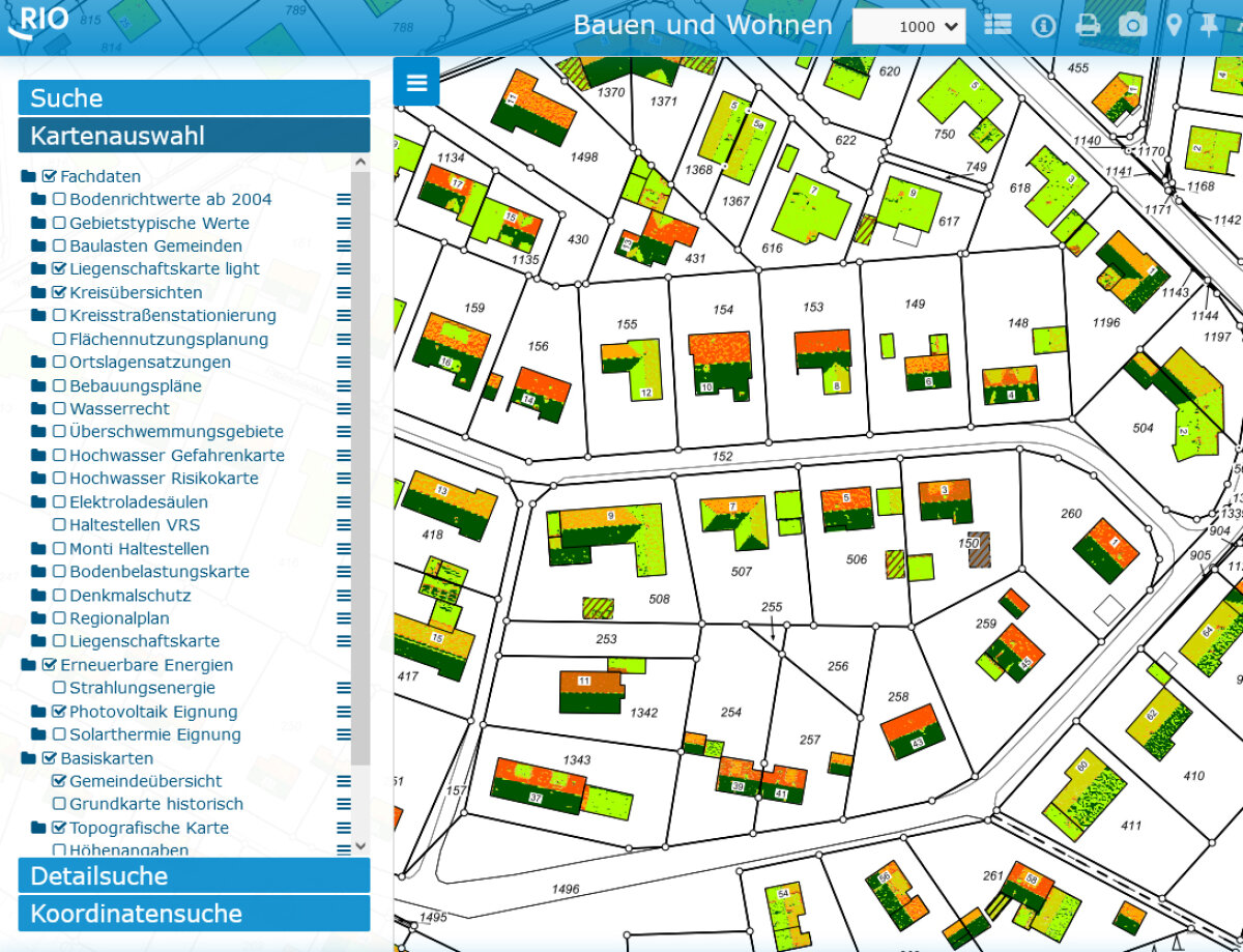 Kartendarstellung einer Stadt mit farbig markierten Grundstücken und Gebäuden. Links ein Menü mit verschiedenen Kartenoptionen und Suchfunktionen.