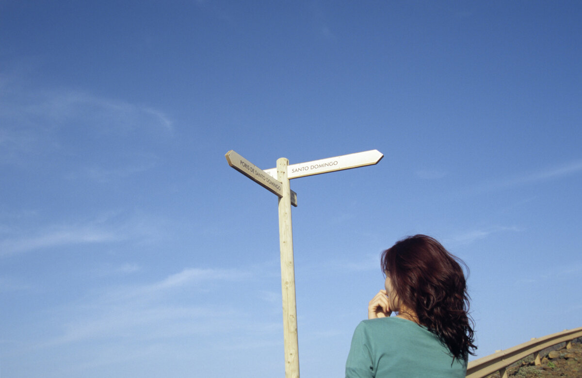 Frau vor schild Zeichen