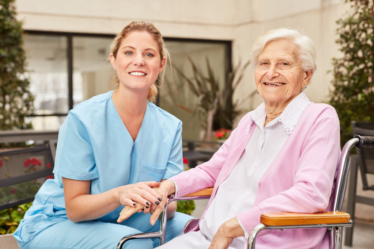 Altenpflegerin und Senior Frau im Rollstuhl
