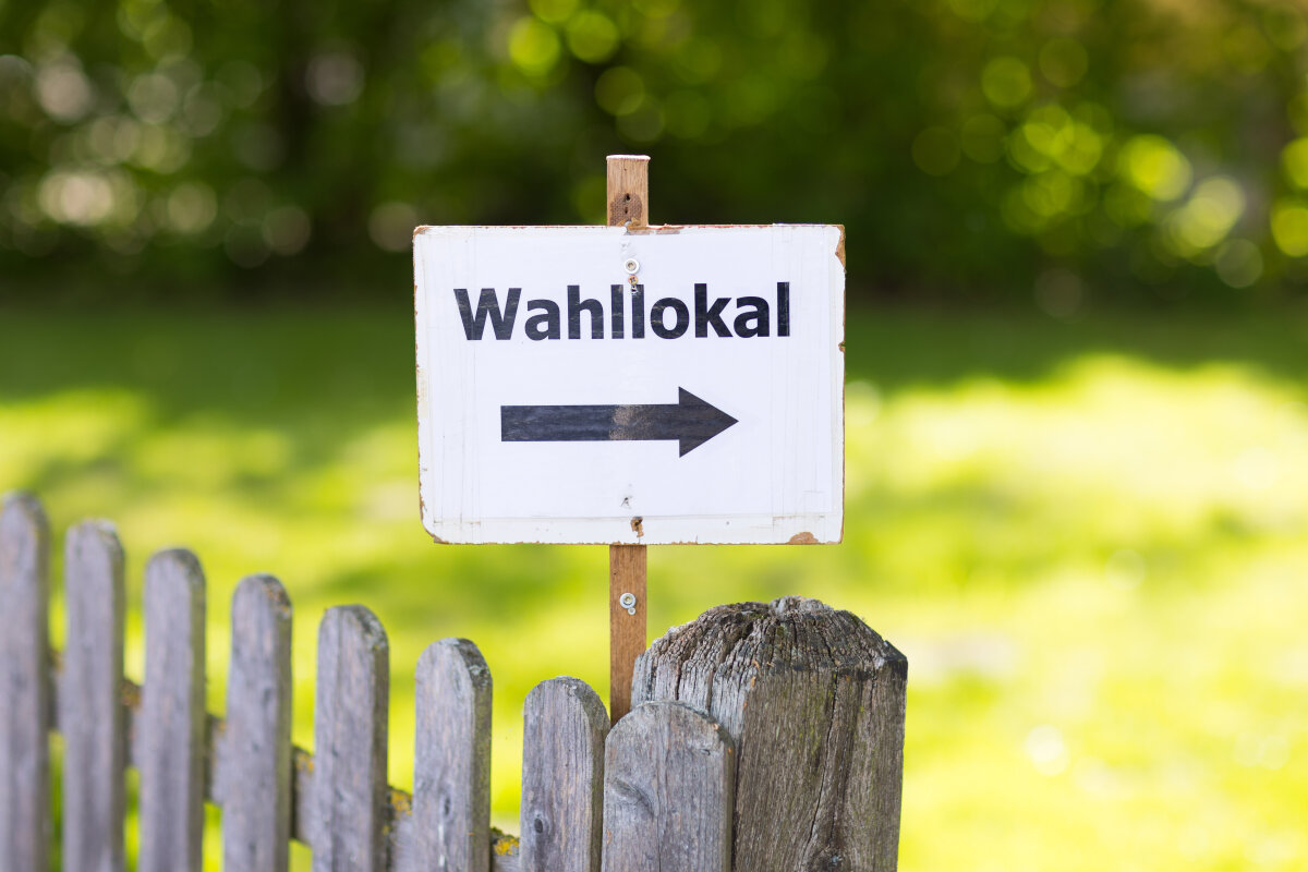 Hinweisschild mit Pfeil zum Wahllokal